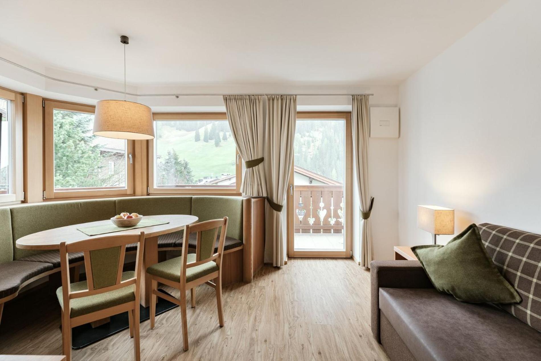 Apartments Burvel Selva di Val Gardena Pokoj fotografie
